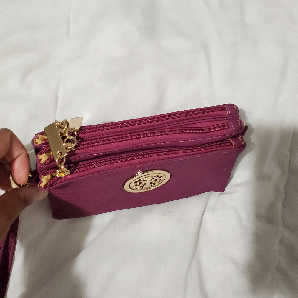 BRAND NEW tri compartmental wristlet/ crossbody - Picture 4 of 7